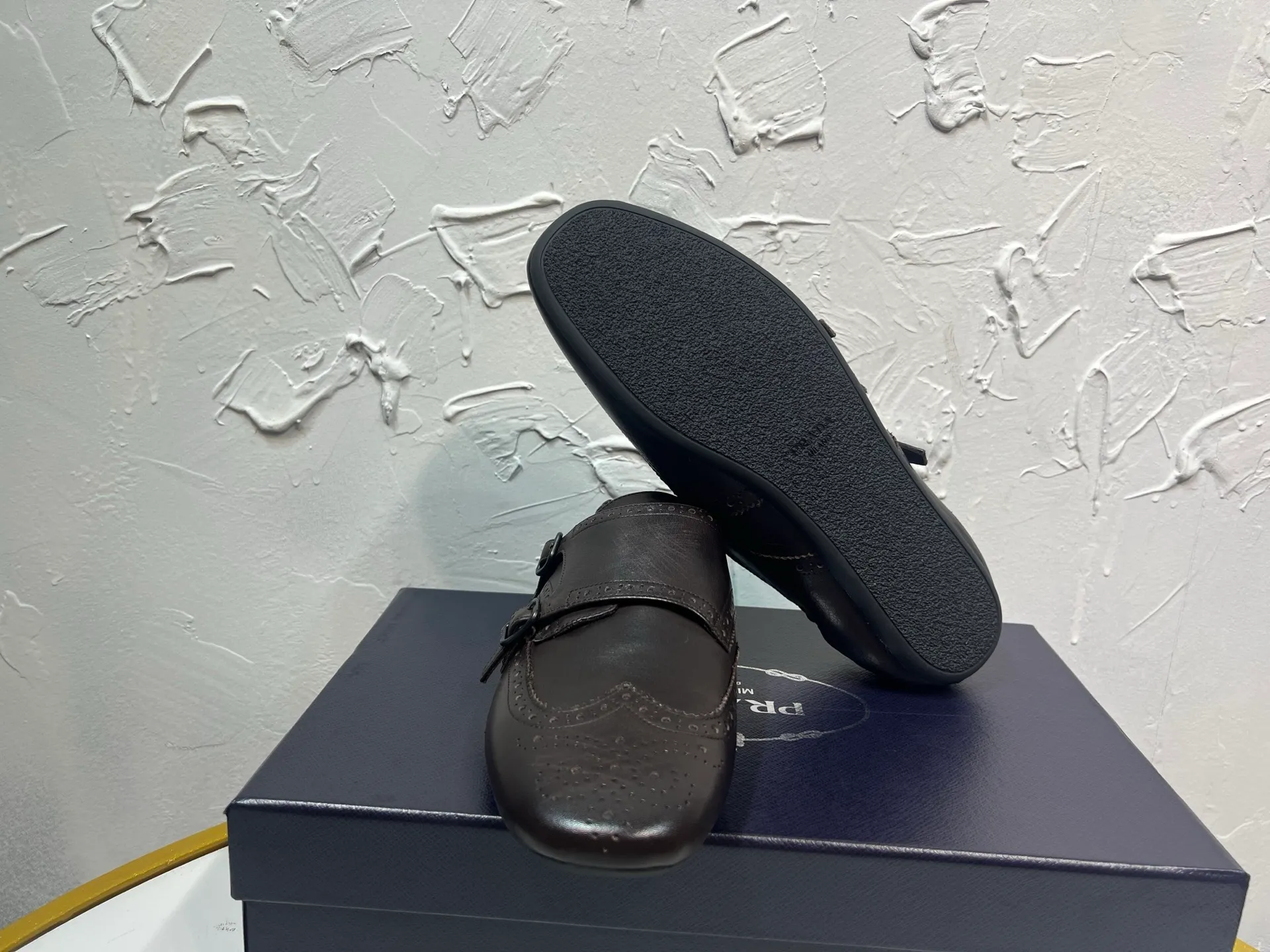 P820 ​​prada derby2025 spring and autumn latest Prada slip-on retro men's leather shoes, Shuffle double buckle strap Monk shoes, upper cowhide, lining and foot cowhide, rubber sole, original packaging black and brown 2 colors, code number: 39-46